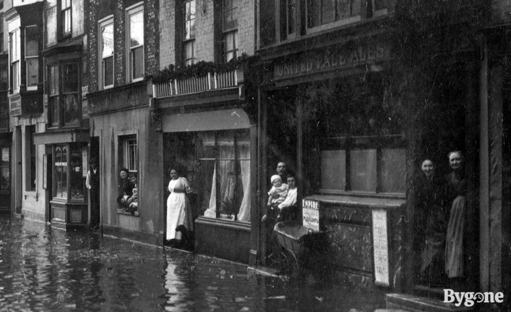 Broad Street, Old Portsmouth, flooding early 1900s