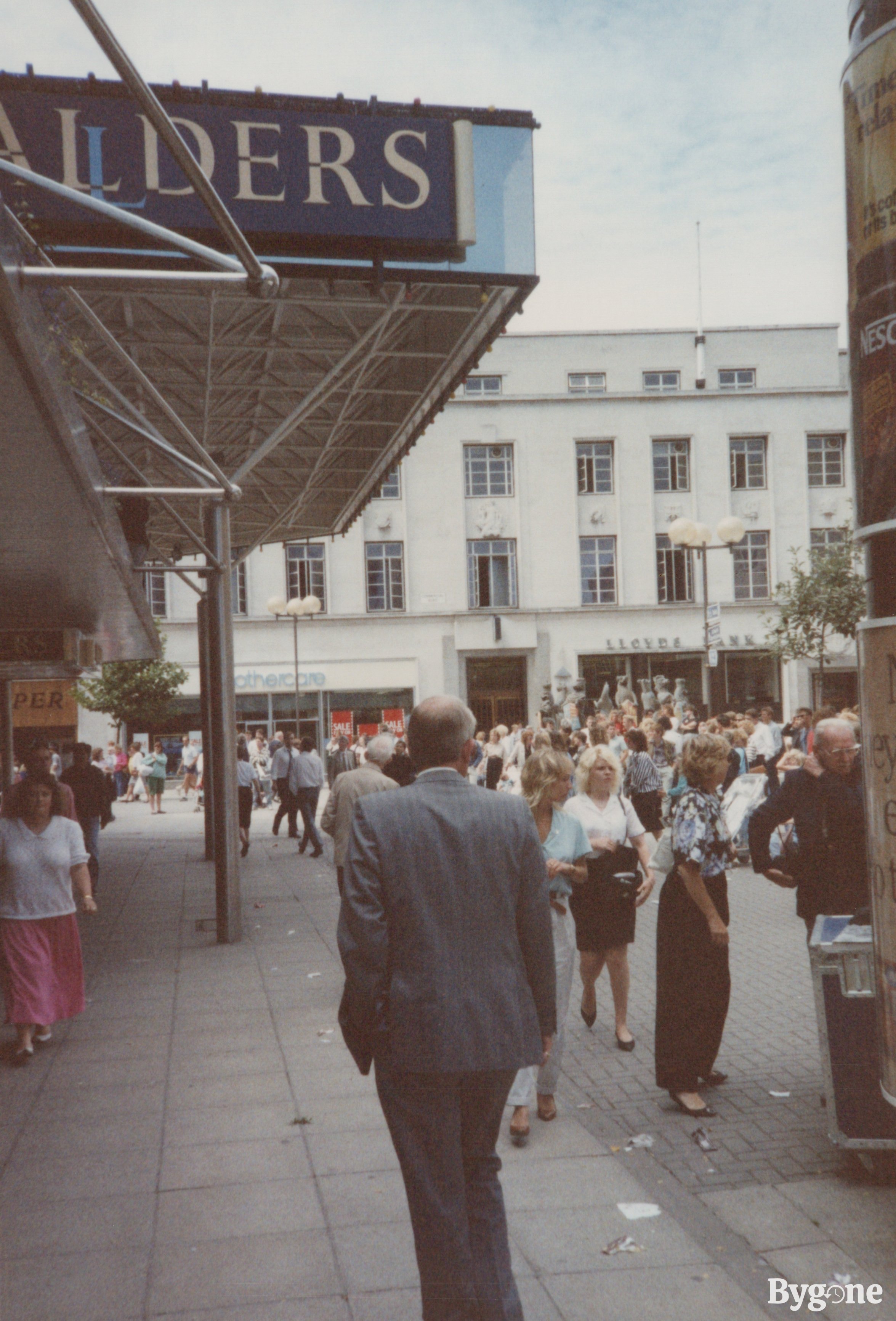 Commercial Road in 1989 - outside Allders