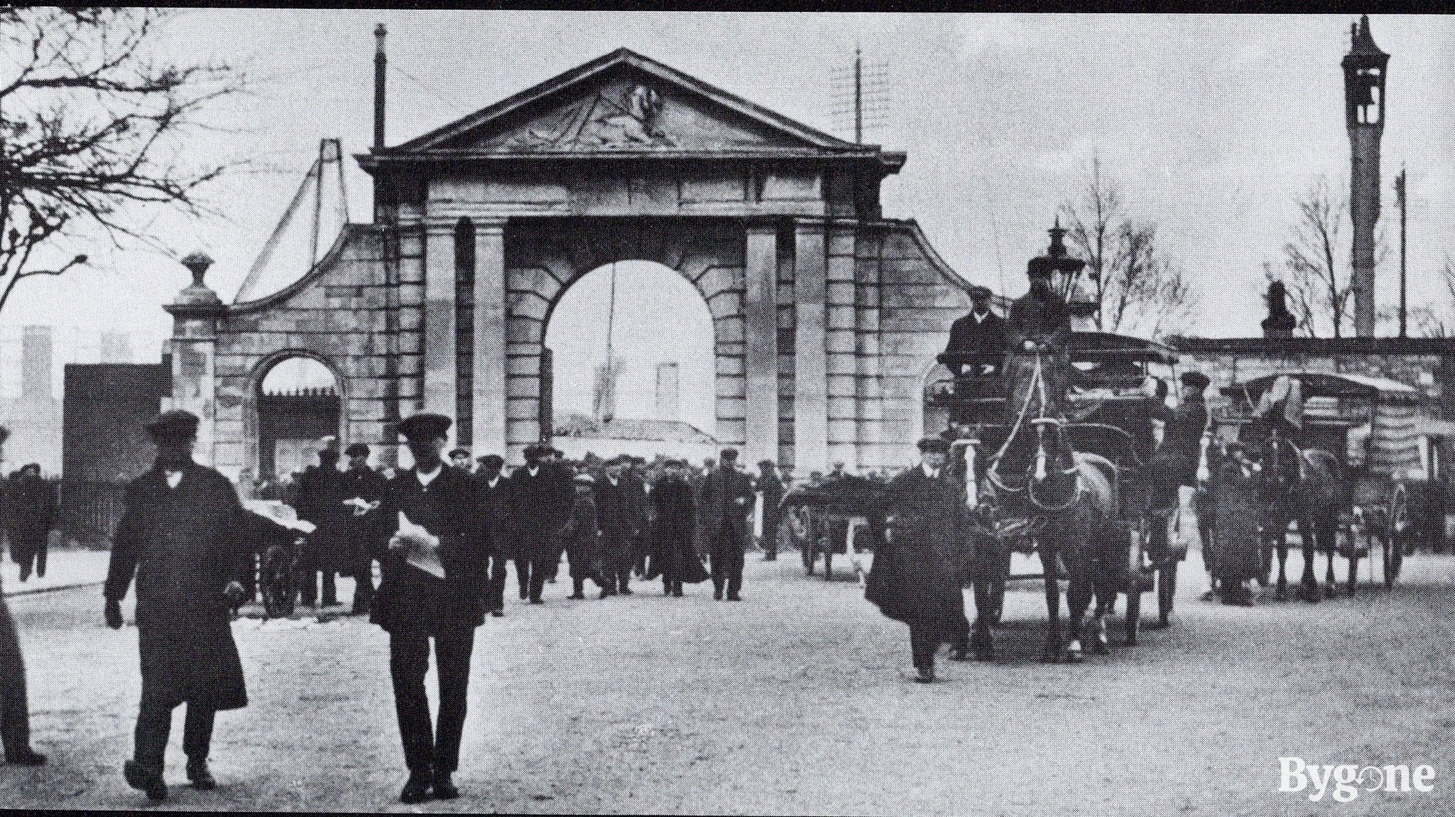 Unicorn Gate, 1900