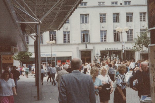 Commercial Road in 1989 - outside Allders