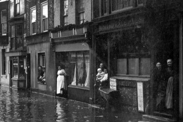 Broad Street, Old Portsmouth, flooding early 1900s