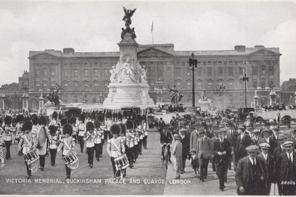 Victoria Memorial, Buckingham Palace and Guards, London.